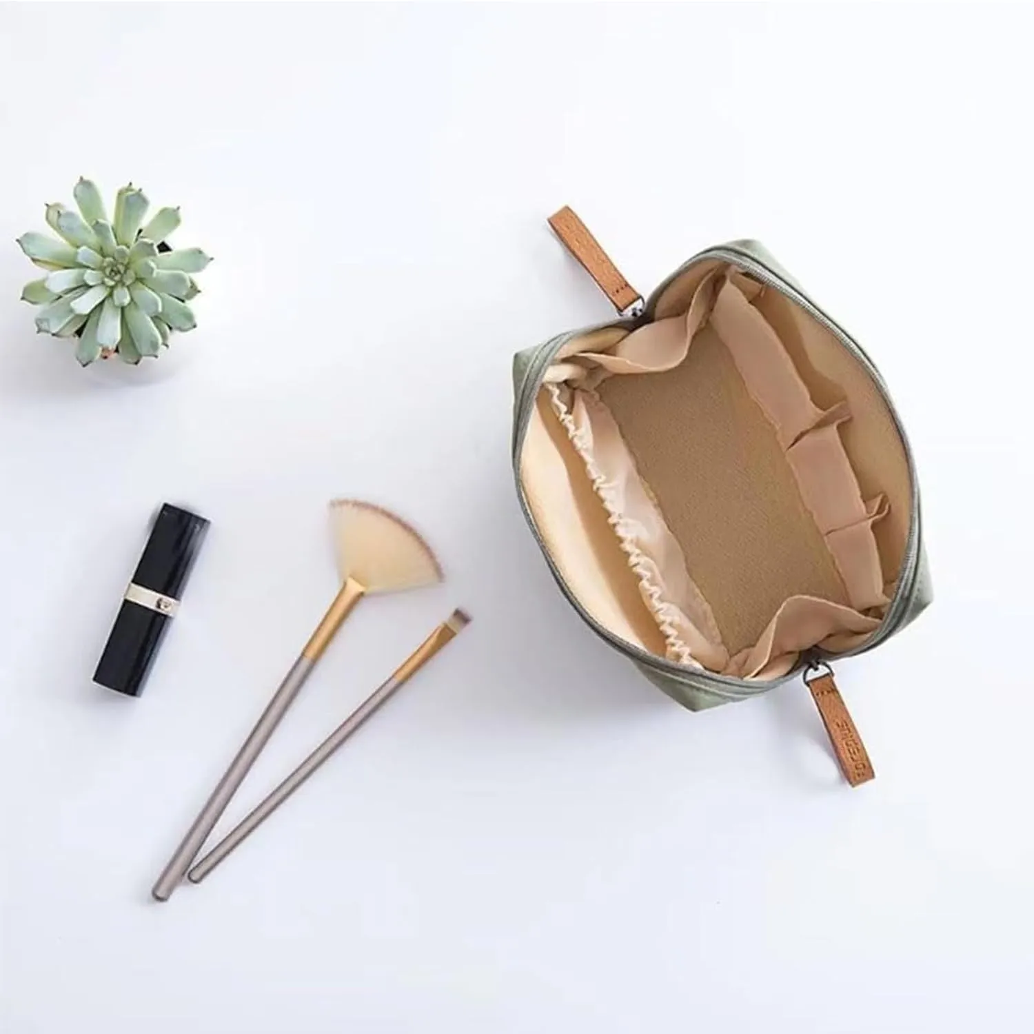 2025 New Mini Streamline Travel Makeup Pouch for Women, Portable Water Resistanttravel Makeup Pouch Ompartmentalized Women's Organizer Compact Storage Pouch (Green)